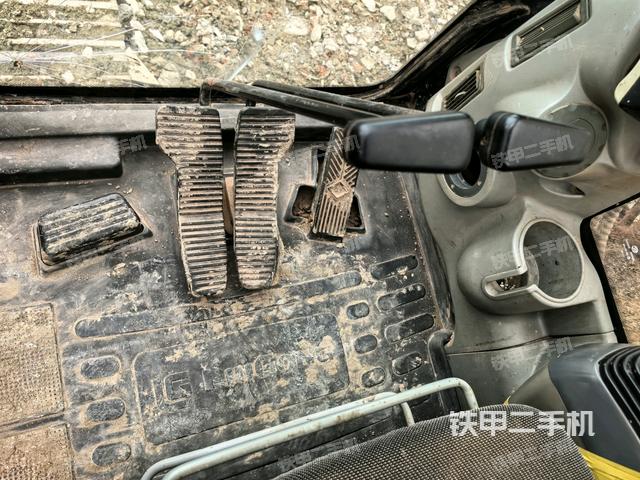 行走控制手柄和踏板 俯拍（驾驶室部分）