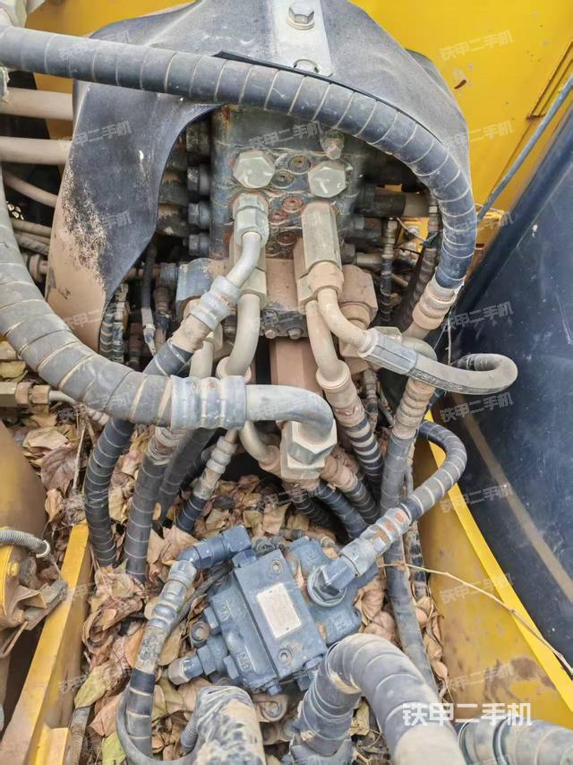 回转马达和主控阀（整机外观）