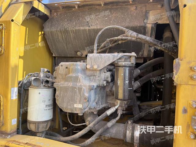 液压泵舱室正面整体（整机外观）