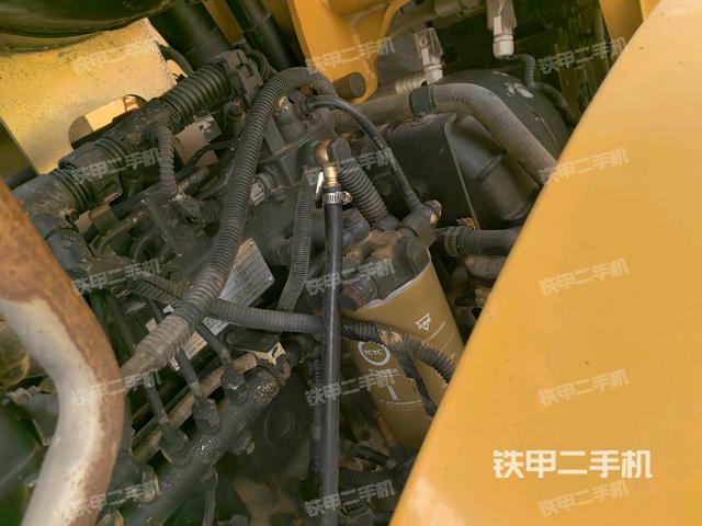 分动箱或变速箱（压路机发动机舱）