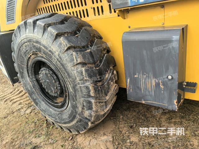 后轮右侧全景（压路机前后车架）