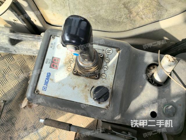 操作台全景（压路机驾驶室）