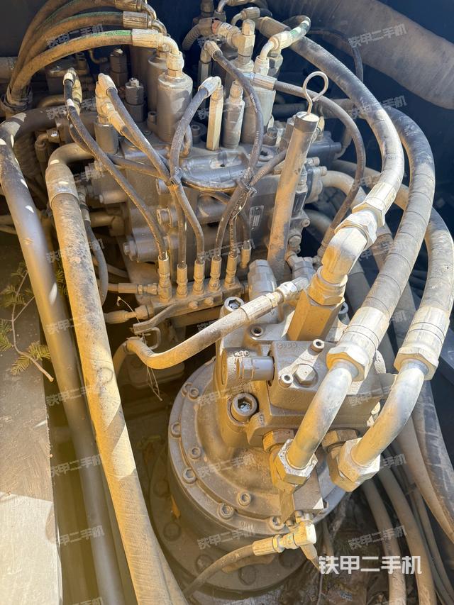 回转马达和主控阀（整机外观）