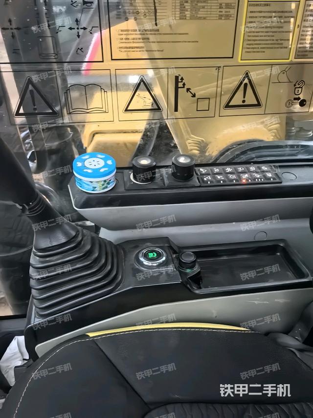 行走控制手柄和踏板 俯拍（驾驶室部分）