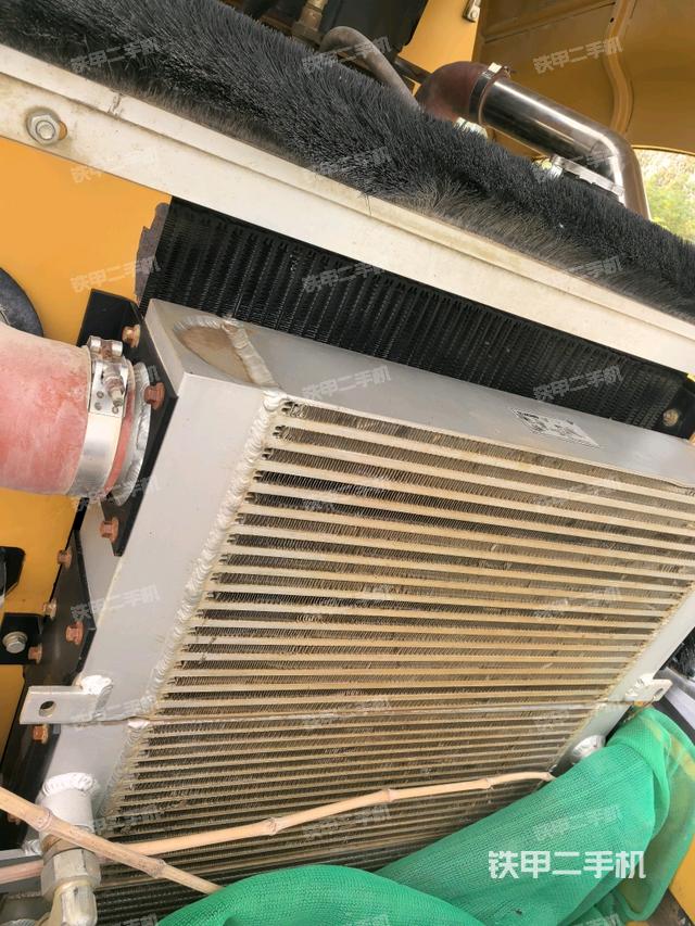 发动机右侧全景（压路机发动机舱）