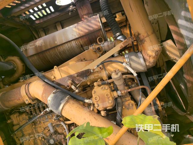 发动机右侧全景（压路机发动机舱）