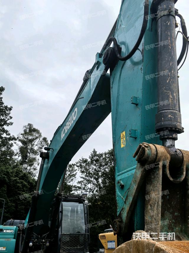 大臂油缸整体 竖拍（工作和回转装置）