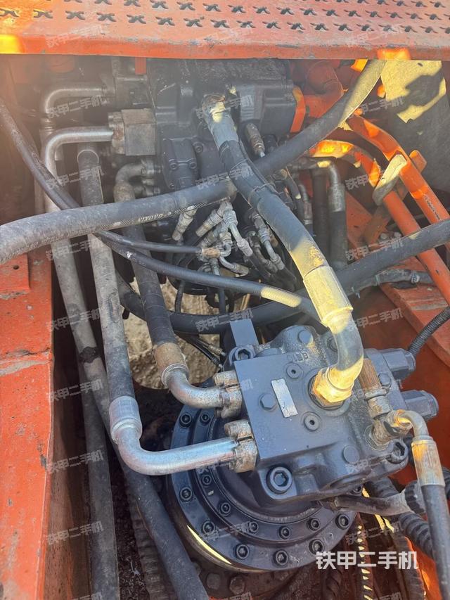 回轉(zhuǎn)馬達(dá)和主控閥（整機(jī)外觀）