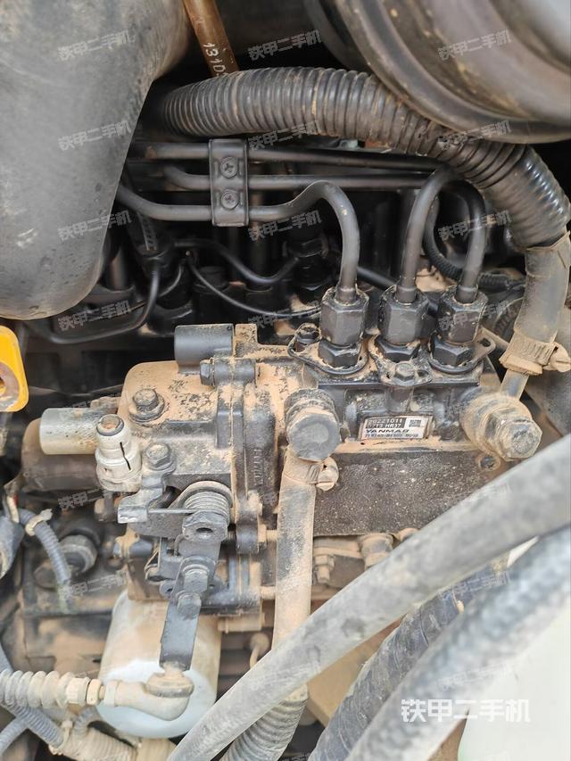 液压泵舱室正面整体（整机外观）