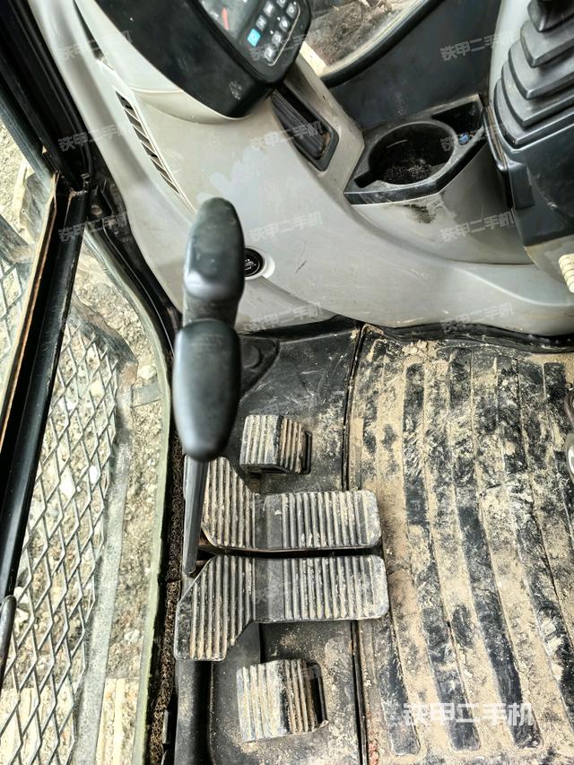 行走控制手柄和踏板 俯拍（驾驶室部分）