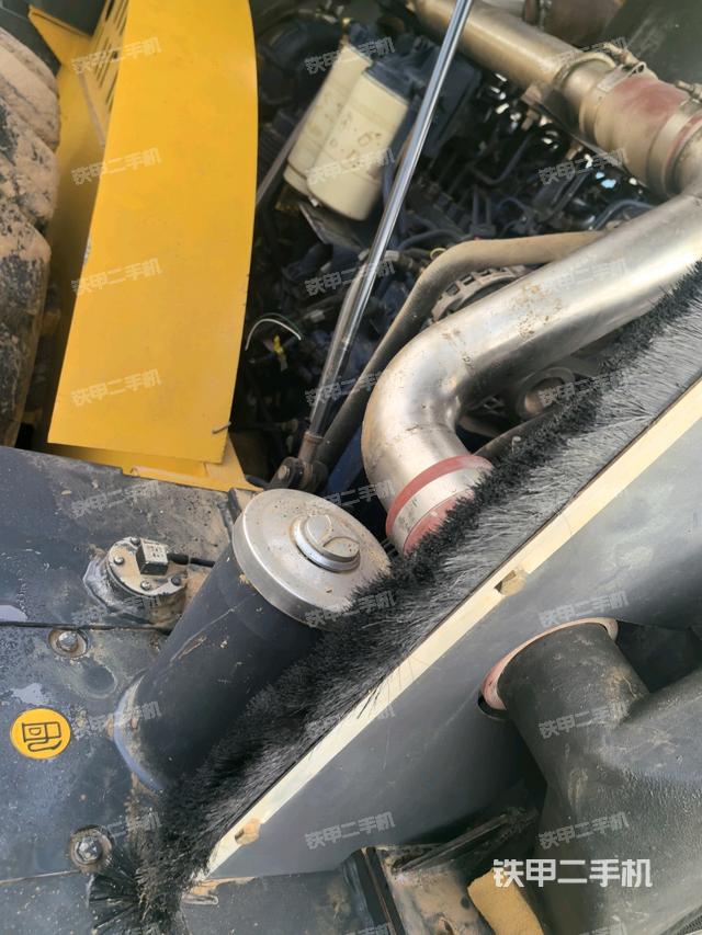 分动箱或变速箱（压路机发动机舱）