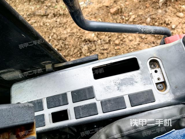 座椅左侧控制台/音响/含左手柄（驾驶室部分）