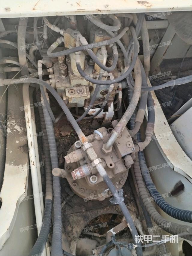 回转马达和主控阀（整机外观）