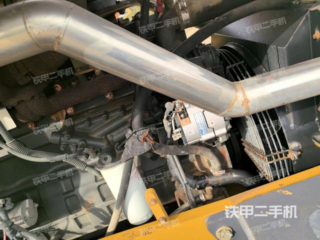 发动机左侧全景（压路机发动机舱）