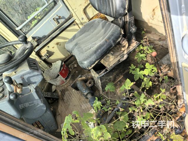 驾驶室侧向上照全景（压路机驾驶室）