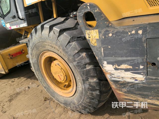 前轮左侧减震块连接及部件（压路机前后车架）