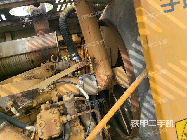 发动机左侧全景（压路机发动机舱）