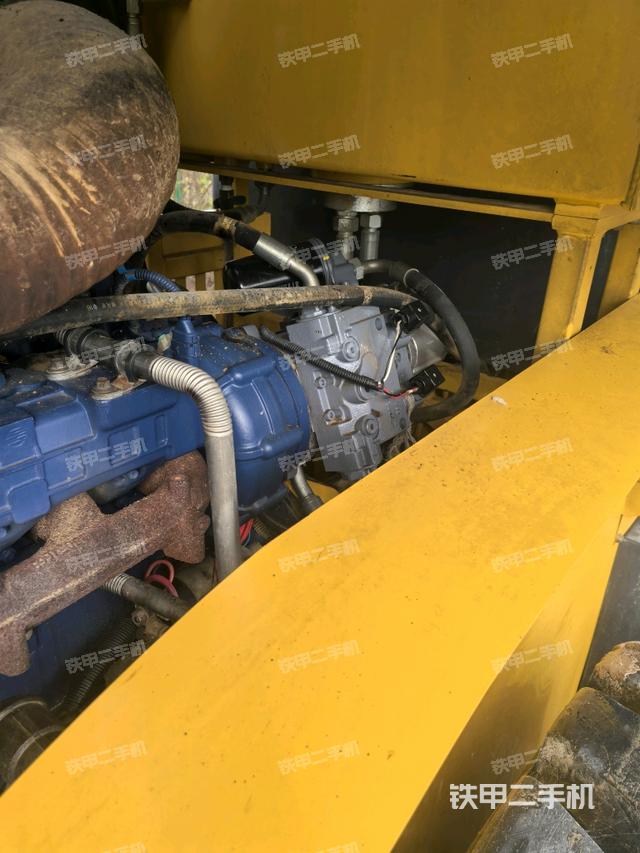 发动机右侧全景（压路机发动机舱）