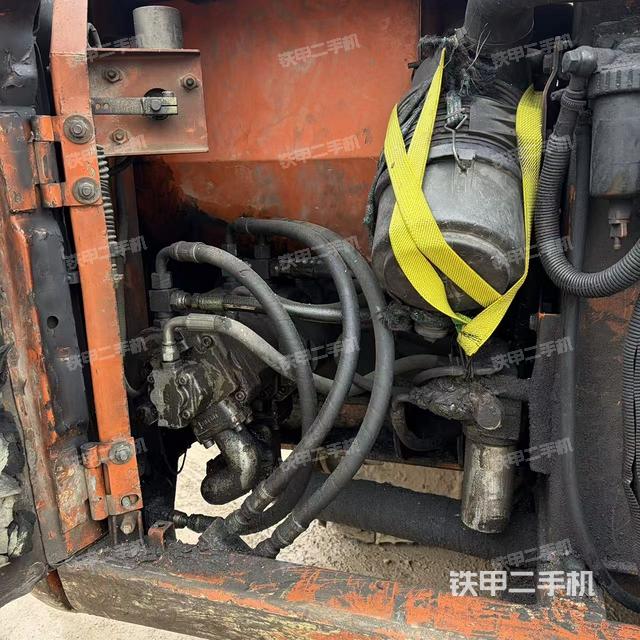 液压泵舱室正面整体（整机外观）