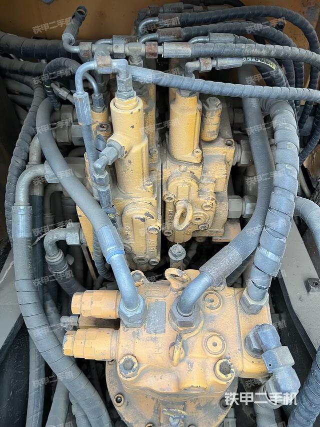 回转马达和主控阀（整机外观）