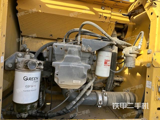 液压泵舱室正面整体（整机外观）