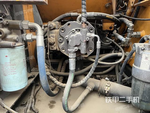 液压泵舱室正面整体（整机外观）