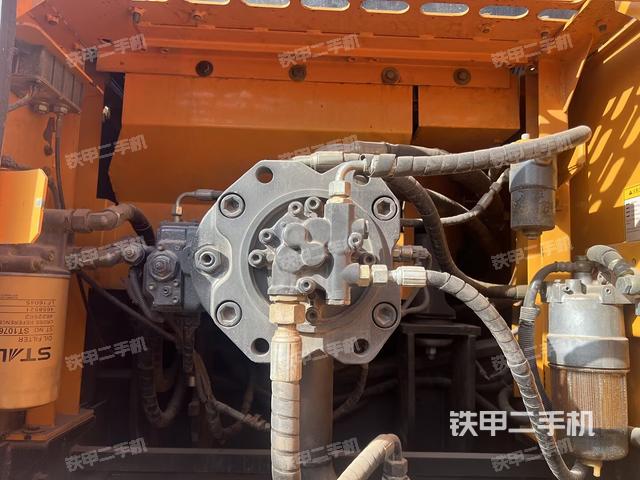 液壓泵艙室正面整體（整機外觀）