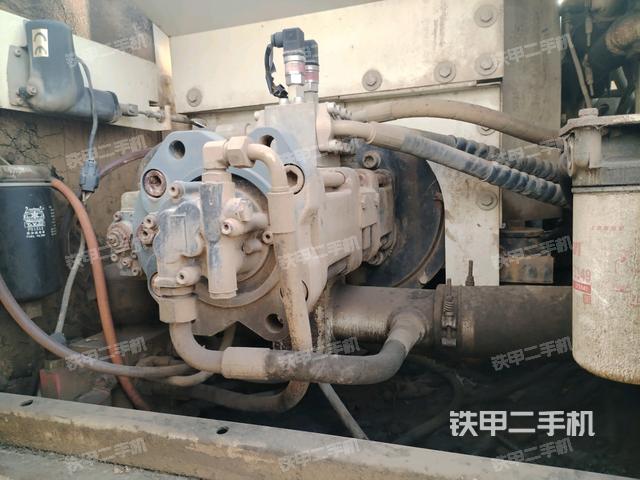 液压泵舱室正面整体（整机外观）