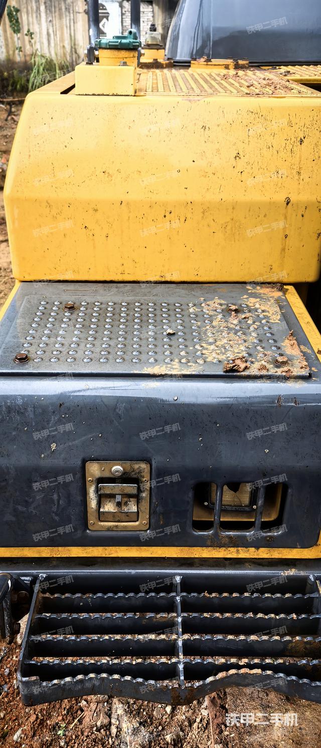 驾驶室顶部（整机外观）