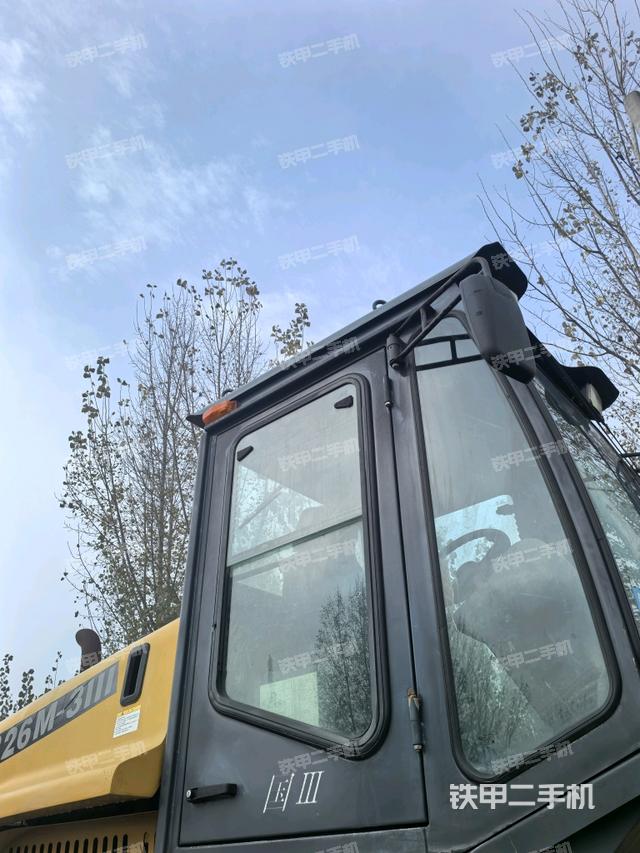 右侧正面照（压路机驾驶室）