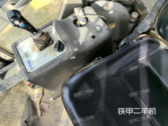 驾驶室顶蓬内（压路机驾驶室）