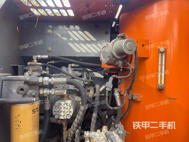 液压泵舱室正面整体（整机外观）