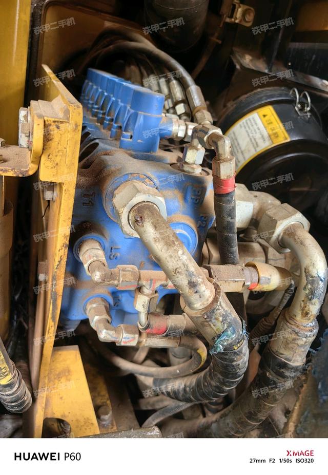 液压泵舱室正面整体（整机外观）