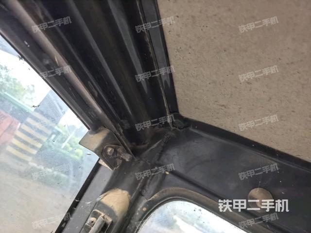 行走控制手柄和踏板?俯拍（駕駛室部分）