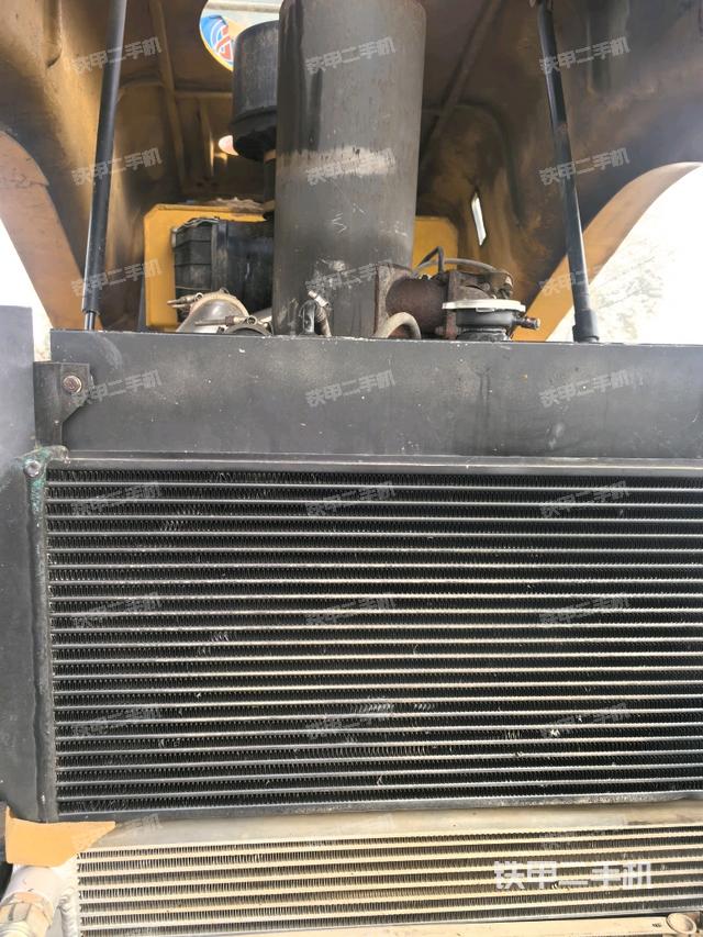 发动机舱液压泵全景（压路机发动机舱）