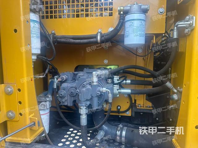 液壓泵艙室正面整體（整機外觀）