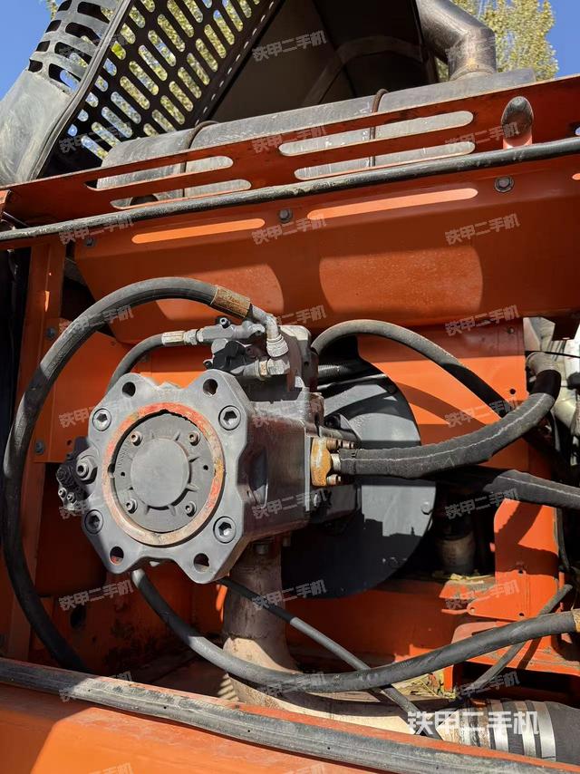 液壓泵艙室正面整體（整機外觀）