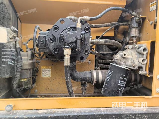 液压泵舱室正面整体（整机外观）