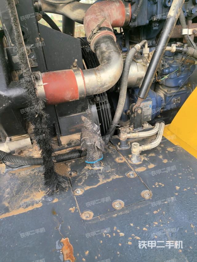 发动机舱全景（压路机发动机舱）