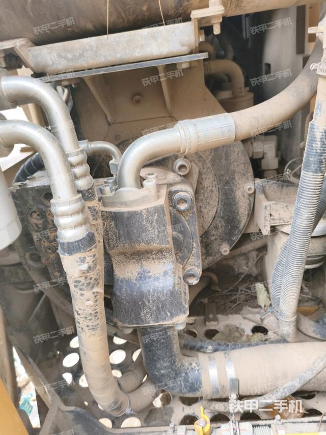 液压泵舱室正面整体（整机外观）