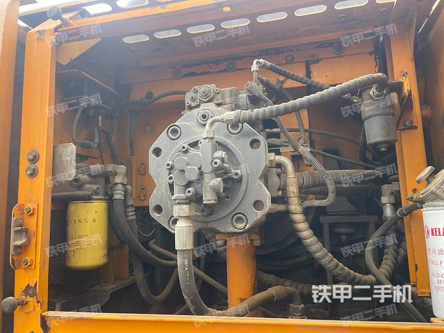 液压泵舱室正面整体（整机外观）