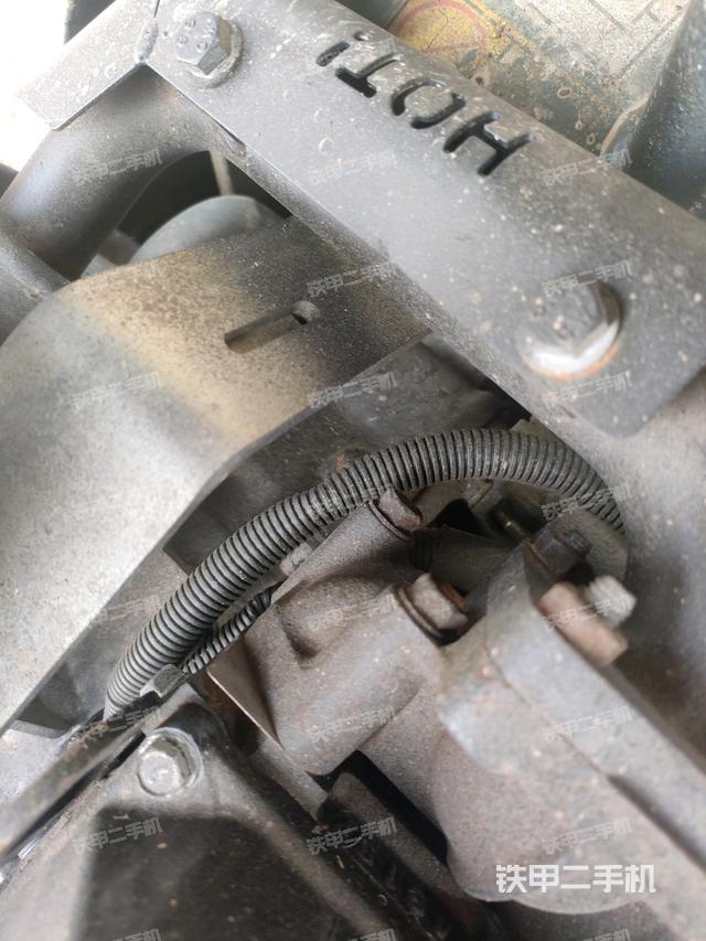 液压泵舱室正面整体（整机外观）