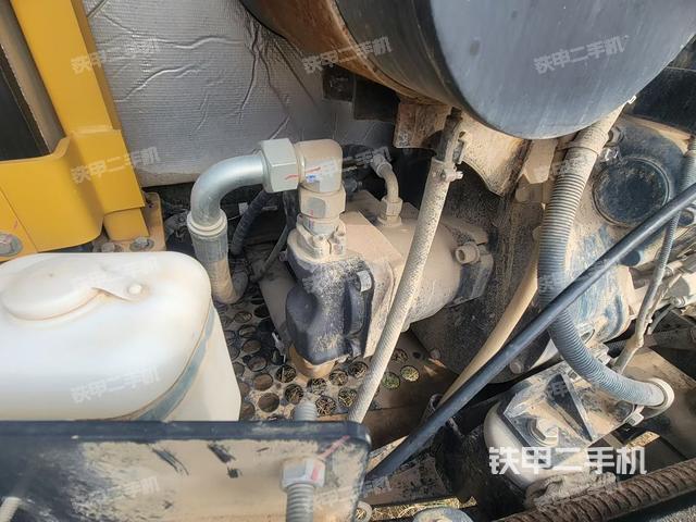 液压泵舱室正面整体（整机外观）