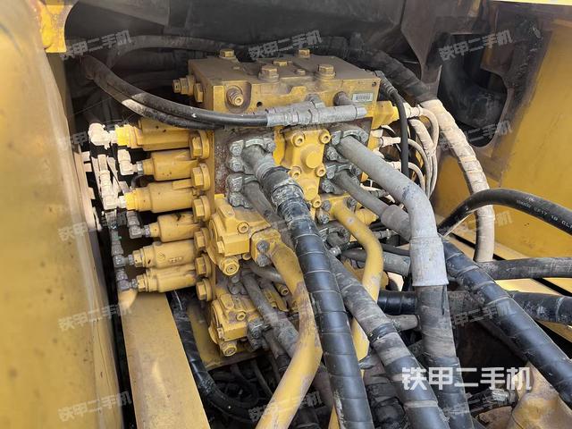 回转马达和主控阀（整机外观）