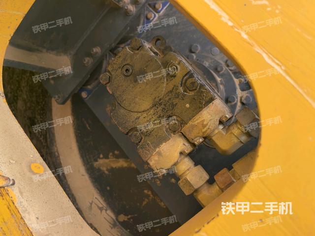 前车架正右侧（压路机前后车架）