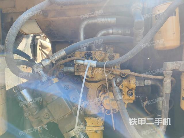 液压泵舱室正面整体（整机外观）