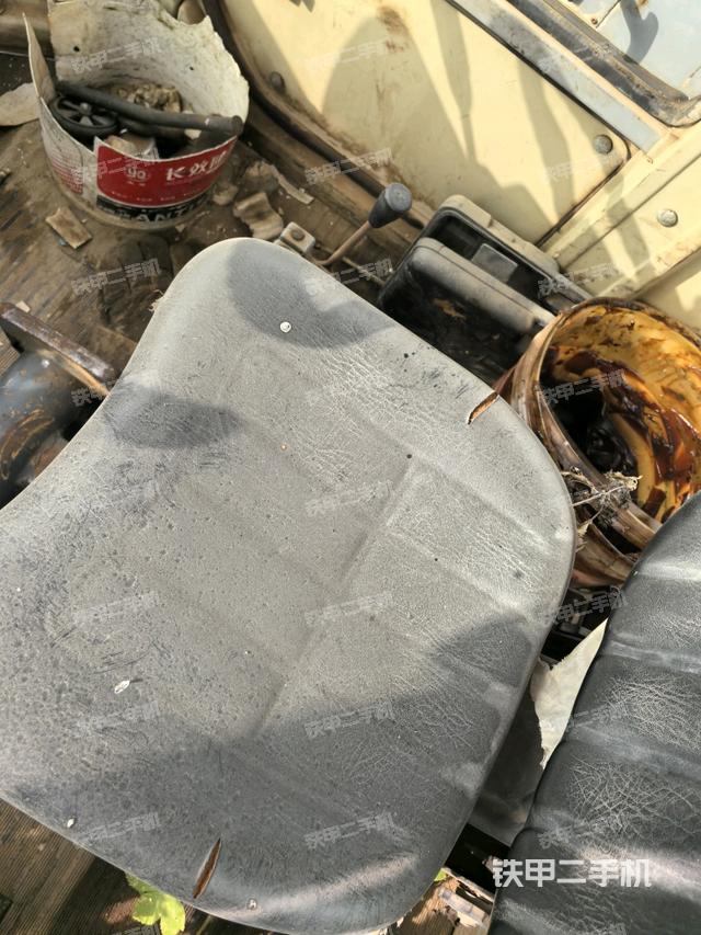 驾驶室内座椅、仪表操作手柄全景（压路机驾驶室）