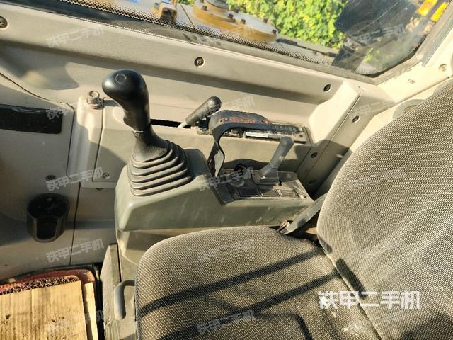 座椅右側(cè)控制臺(tái)/鑰匙門/油門/含右手柄（駕駛室部分）