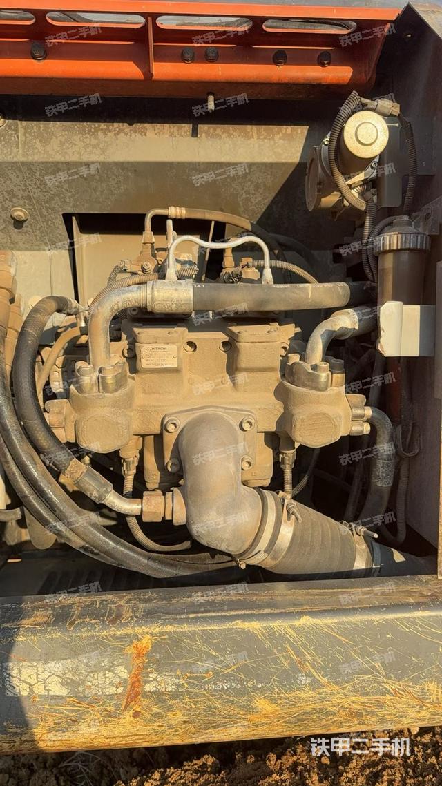 液压泵舱室正面整体（整机外观）