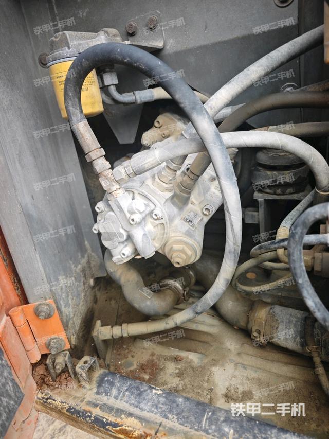 液压泵舱室正面整体（整机外观）